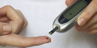 Aby zapobiec hipoglikemii należy kontrolować poziom cukru we krwi