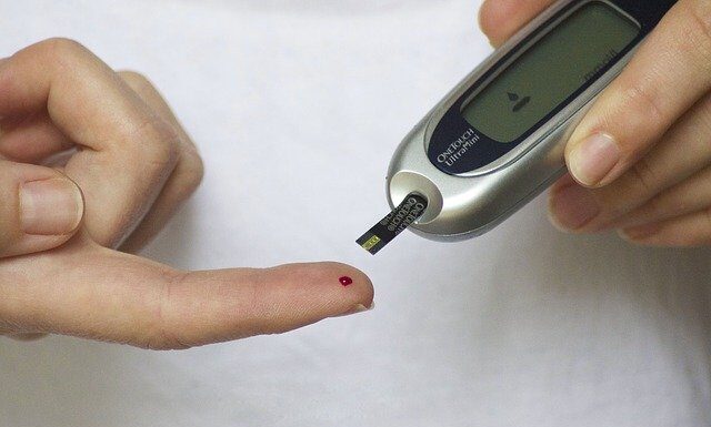 Aby zapobiec hipoglikemii należy kontrolować poziom cukru we krwi