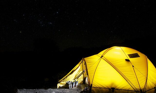 Co wziąć pod namiot nad jezioro?