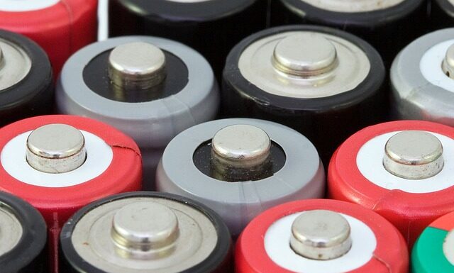 Jak włożyć baterie do licznika rowerowego?