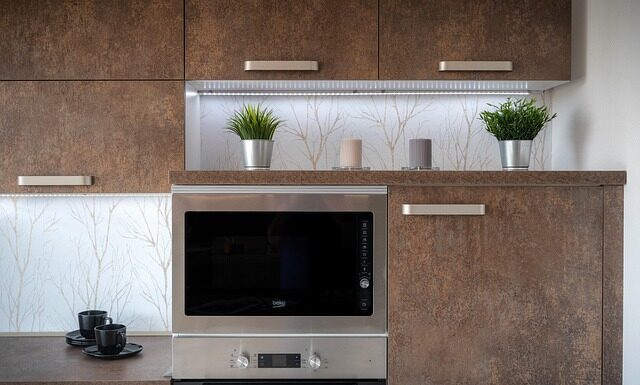 Jak bezpiecznie przewieźć lodówkę na leżąco? Jak bezpiecznie przewieźć lodówkę na leżąco?