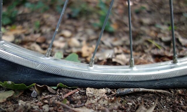 Jak sprawdzić czy dętka jest przebita?