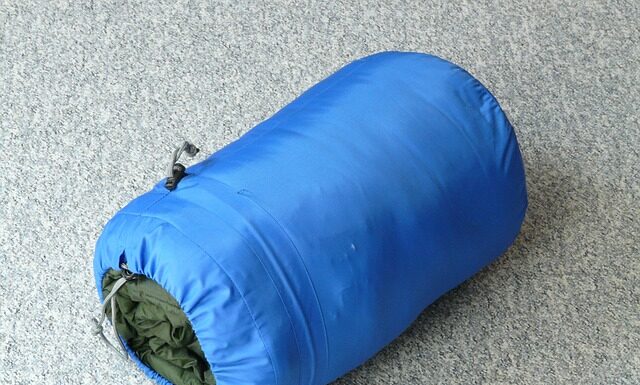 Jak zamontować śpiwór do plecaka?