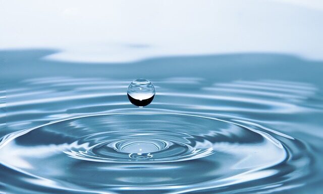 Czy Kropelka sklei ceramikę?