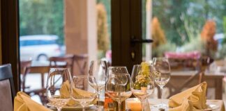 Dlaczego warto organizować uroczystości rodzinne w restauracji