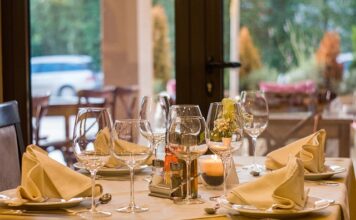 Dlaczego warto organizować uroczystości rodzinne w restauracji